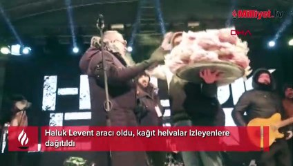 Haluk Levent aracı oldu, kağıt helvalar izleyenlere dağıtıldı