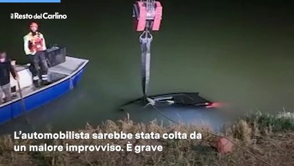 Donna finisce con l'auto nel Po a Goro, il video del recupero