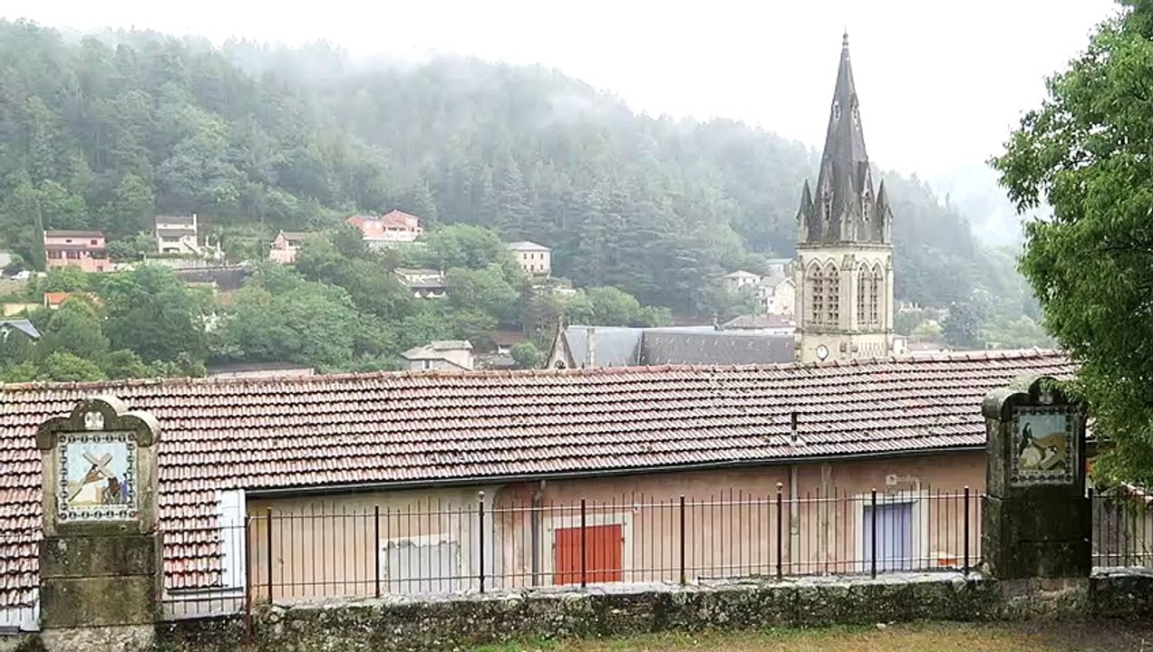 Vals-les-Bains (07), 3 500 habitants, Le Calvaire, Chemin de Croix, église St-Martin 1882 CLIP