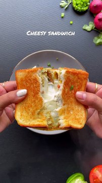 Follow for more quick _ easy recipes☺️ _Cheesy egg sandwich recipe _Do try it and save for later☺️❤️_._Ingredients for cheesy egg sandwich recipe__Egg 2_Onion 1 medium size _Tomato 1 small size _Coriander _Green chilli 1 _Gar(