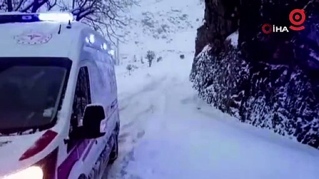 Karın geçit vermediği yolda 90 yaşındaki hasta kızakla ambulansa ulaştırıldı