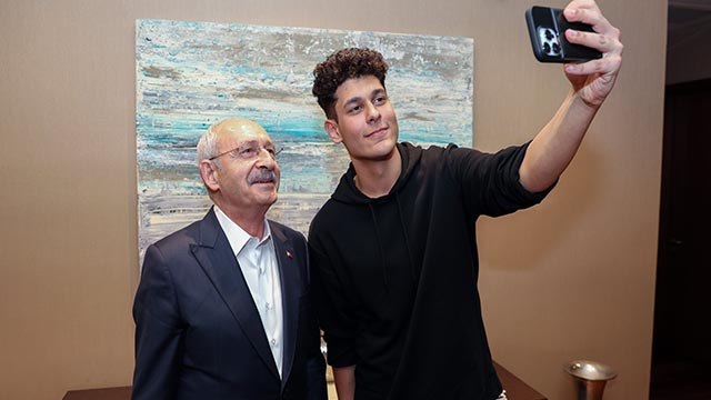 Kılıçdaroğlu, Gençlik Festivali'nde kendisini protesto eden lise öğrencisiyle buluştu