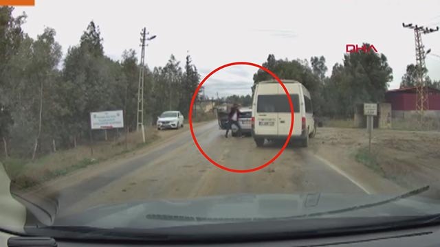 Trafikte önünü kestiği minibüsün şoförüne silah çekti