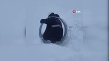 Derecik'te Sibirya'yı aratmayan soğuklar: Elektrik direkleri buz tuttu