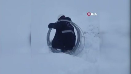 Derecik'te Sibirya'yı aratmayan soğuklar: Elektrik direkleri buz tuttu