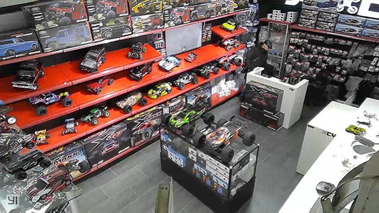 Mağazadaki hırsızlık teşebbüsü kameraya yansıdı: Dükkan sahibini görünce müşteri gibi davrandı