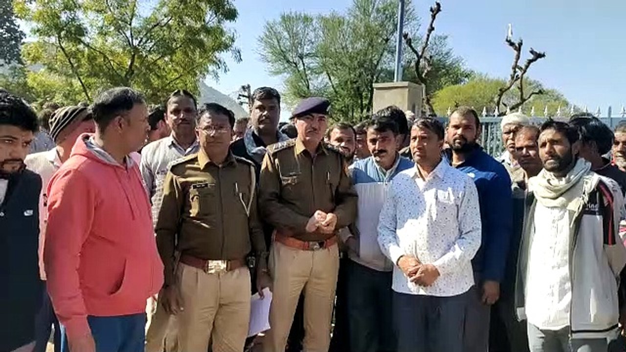 दुकान के ताले तोड़ लाखों का सामान चोरी कर ले गए चोर, विरोध में बंद रहा बाजार