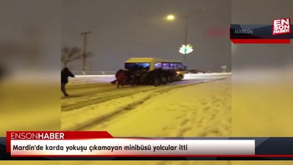 Mardin'de karda yokuşu çıkamayan minibüsü yolcular itti