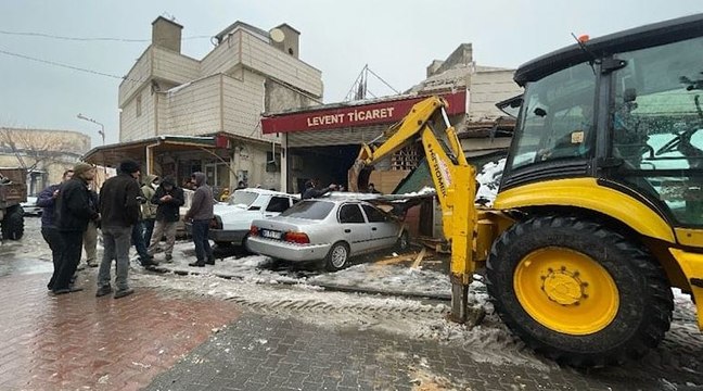 Kar nedeniyle tente çöktü, araçlar altında kaldı