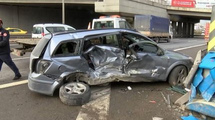 PENDİK TEM'DE OTOMOBİL BARİYERE ÇARPTI; 1'İ BEBEK 5 YARALI