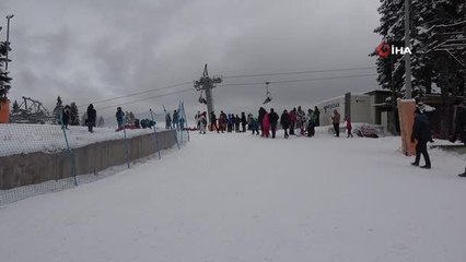 Kar yağdı, çocuklar yarıyılın son gününde kayak pistlerini doldurdu