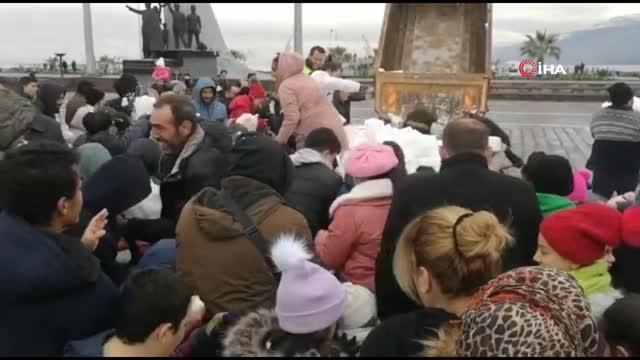 Amanos Dağları'ndan kamyonlarla getirilen kar eğlencenin odağı oldu