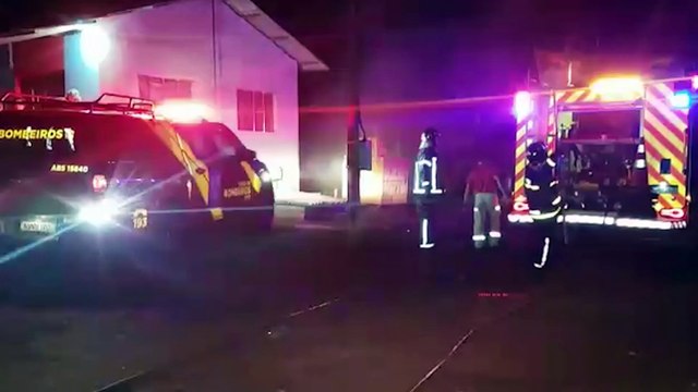 Residência fica completamente destruída após incêndio em São João do Oeste