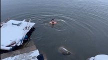 Boğazları yüzerek geçen sporcu, karlı havada Devegeçidi Barajı'na girdi