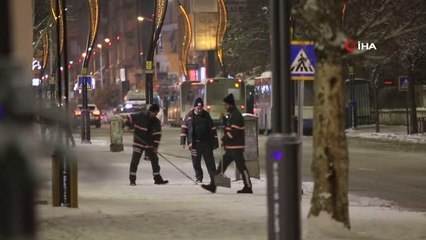 Elazığ'da cadde ve sokaklardaki karlar temizleniyor