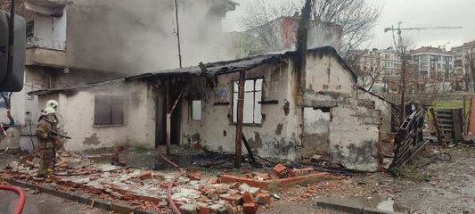 BAĞCILAR'DA METRUK GECEKONDU ALEV ALEV YANDI