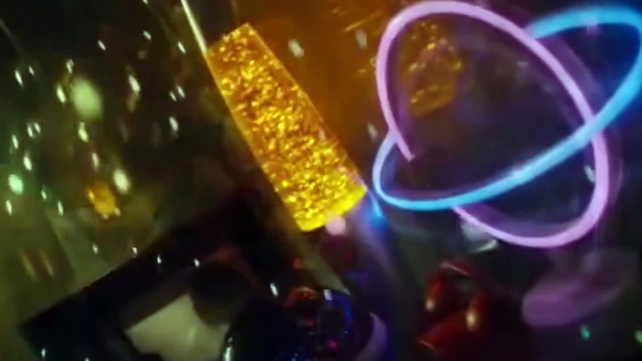 Başrollerinde Demet Özdemir ile Engin Akyürek'in yer aldığı dizi "Adım Farah"tan ilk fragman geldi...