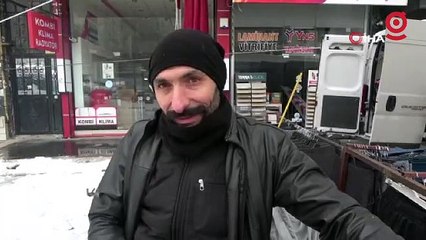 Pazarcılar kar nedeniyle müşteri bulamayınca kartopu oynadılar
