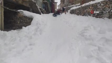 Çelikhan'da çocukların kar sevinci