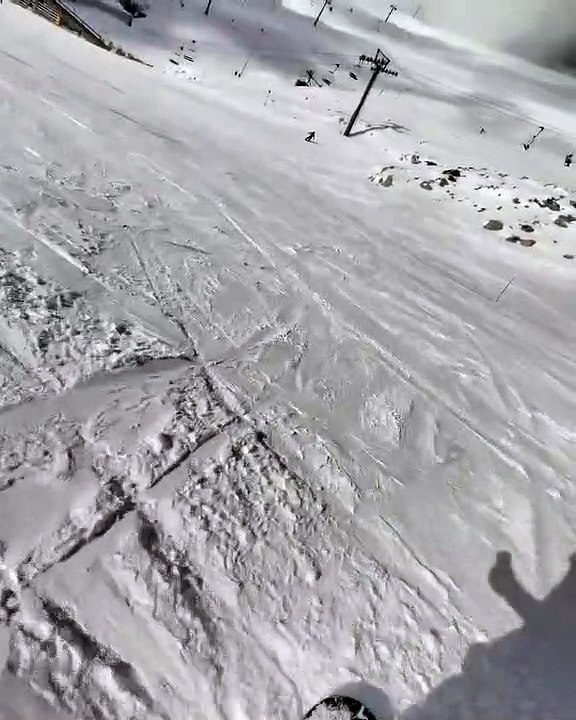 Η Γαία Μερκούρη κάνει σκι σε χιονοδρομικό κέντρο.