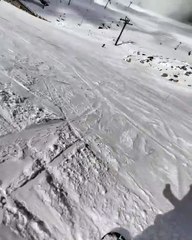 Η Γαία Μερκούρη κάνει σκι σε χιονοδρομικό κέντρο.