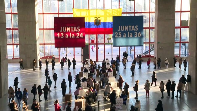 Los ecuatorianos acuden este domingo a las urnas para un referéndum