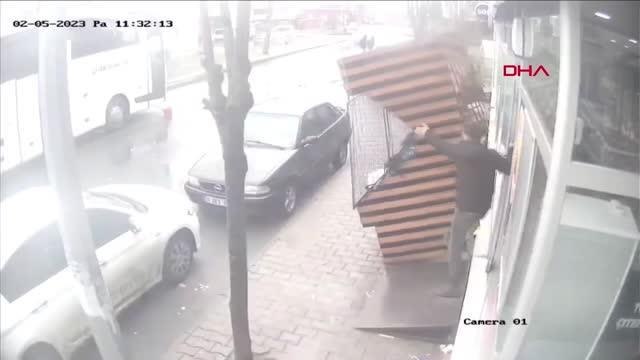 Arnavutköy'de marketin manav reyonu rüzgar nedeniyle devrildi