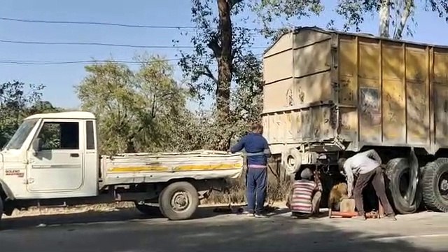 sidhi: A speeding car rammed into a parked truck, one killed, one inju
