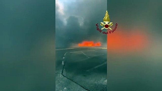 Incendio in vetreria, alta colonna di fumo in autostrada A1