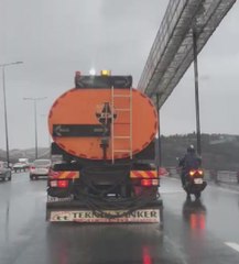 ŞİDDETLİ RÜZGARDA KÖPRÜDEN GEÇMEYE ÇALIŞAN MOTOSİKLETLİYE KALKAN OLDU