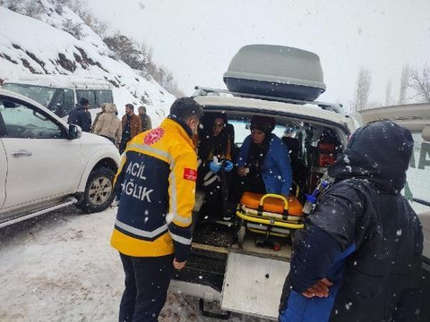 YOLU KARDAN KAPANAN KÖYDEKİ HASTA KADIN 10 SAATLİK ÇALIŞMAYLA HASTANEYE GÖTÜRÜLDÜ