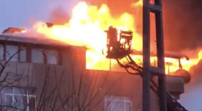 PENDİK'TE 4 KATLI BİNANIN ÇATI KATI ALEV ALEV YANDI