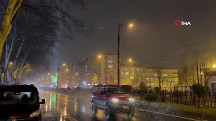 Kar yağışı Taksim Meydanı'nda tipiye dönüştü