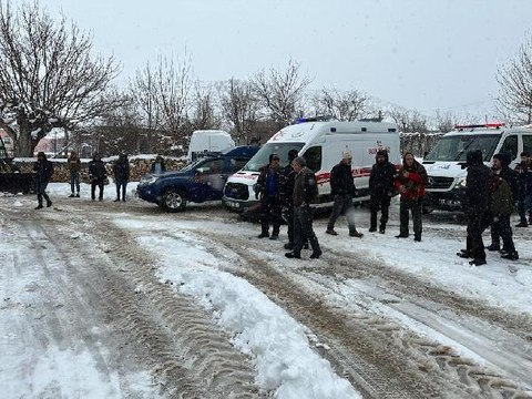 YOLU KARDAN KAPANAN KÖYDEKİ KALP HASTASINI AFAD VE SAĞLIK EKİPLERİ HASTANEYE ULAŞTIRDI