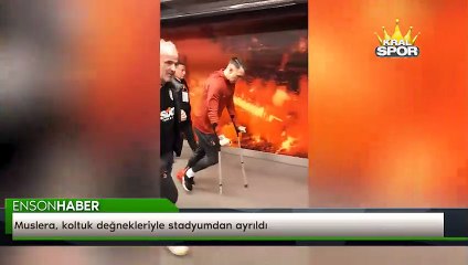 Muslera, koltuk değnekleriyle stadyumdan ayrıldı