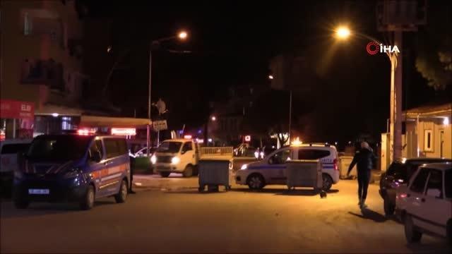 Ayvalık'ta kuvvetli fırtınada bir apartmanın çatısı uçtu