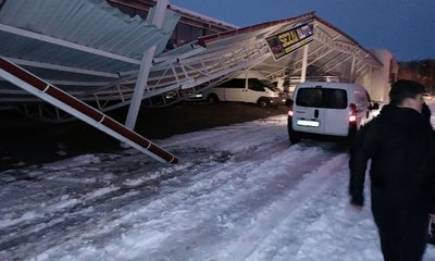 KARIN AĞIRLIĞIYLA ÇÖKEN ÇATININ ALTINDA KALAN 47 ARAÇ ZARAR GÖRDÜ