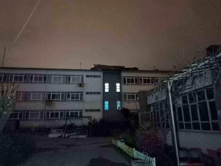 İzmir'de uçan çatı binaya çarptı, ev sahibi korku dolu anlar yaşadı