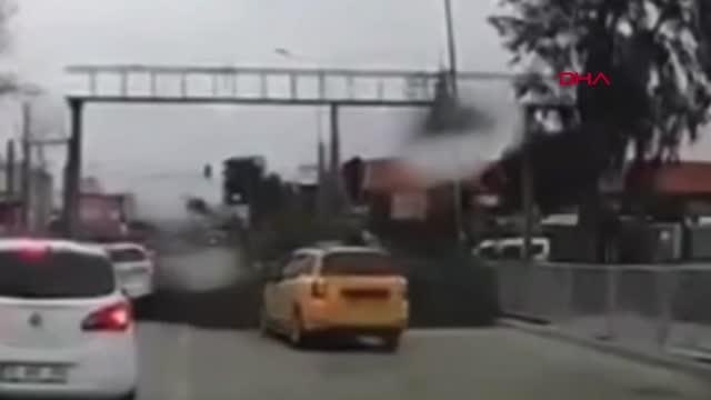 İZMİR'DE KUVVETLİ RÜZGARIN ETKİSİYLE DEV AĞACIN DÜŞME ANI ARAÇ KAMERASI TARAFINDAN KAYDEDİLDİ
