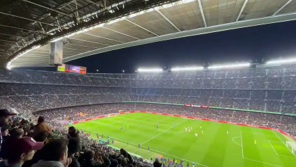 Minut de silenci al Camp Nou en homenatge a Josep Maria Espinàs