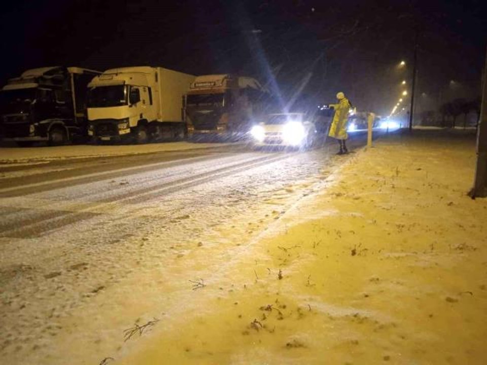 Afyonkarahisar-Antalya Kara Yolu yoğun kar yağışı nedeniyle tır geçişine kapatıldı