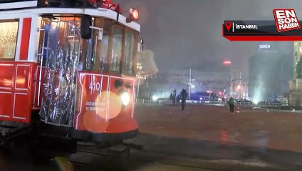 İstanbul'da yağan kar Taksim Meydanı'nda etkili oldu