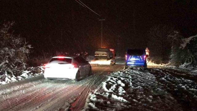 Yoğun kar yağışından ötürü onlarca araç, yüzlerce kişi mahsur kaldı