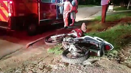 Motociclista colide contra lixeira e fica ferido