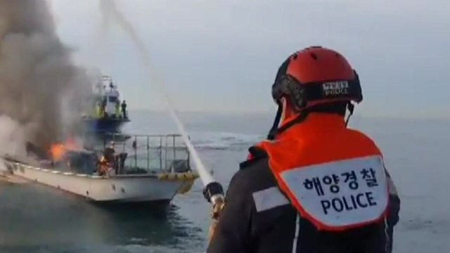부산 구덕포항 앞바다 어선 화재...인명피해 없어 / YTN