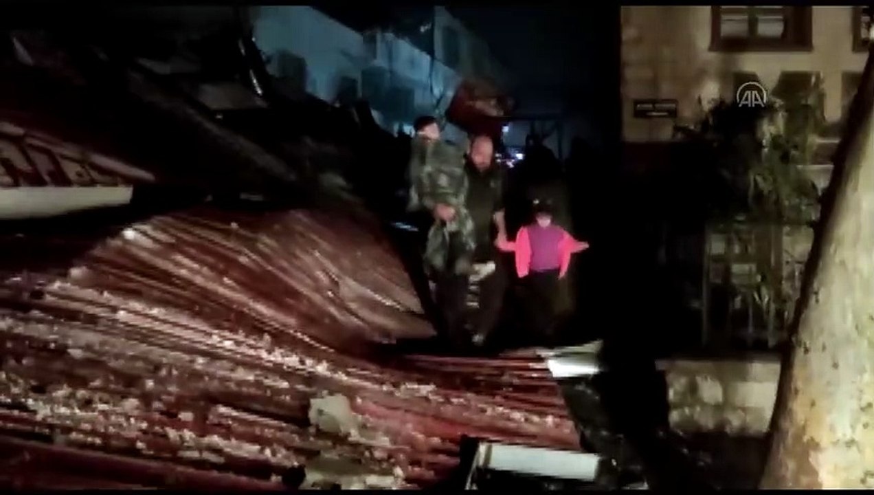 Kahramanmaraş’ta 7,4 büyüklüğünde deprem! Bölgede yıkılan binalar var