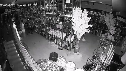 مشاهد من كاميرا مراقبة داخل احد المحلات في تركيا