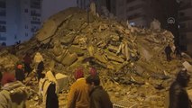 Adana'da 7.4 büyüklüğündeki depremde bir bina çöktü