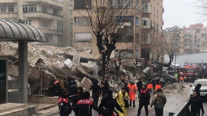 Şanlıurfa'da Bahçelievler Mahallesi'nde 6 katlı bina böyle yıkıldı