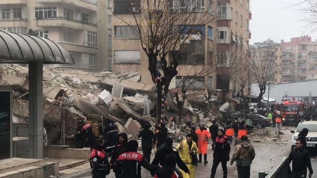 Şanlıurfa'da Bahçelievler Mahallesi'nde 6 katlı bina böyle yıkıldı
